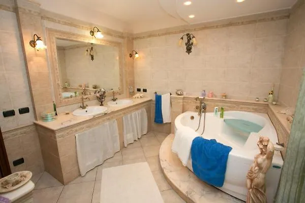 Regina Nyaraló Santa Domenica